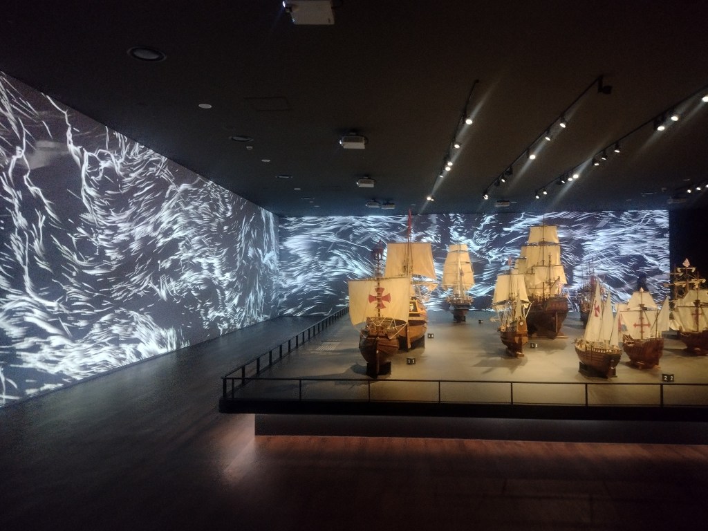 Schiffsmodelle auf dem wilden Ozean in&nbsp;Südkorea